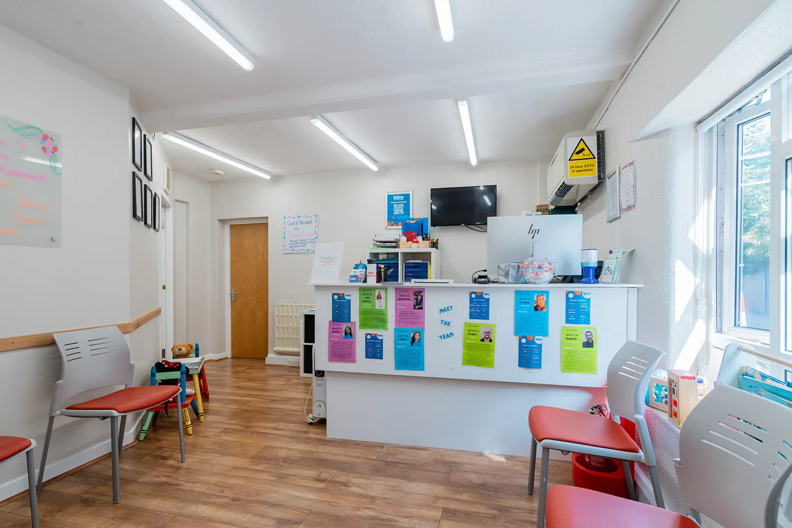A photo of the reception area in a Hälsa Clinic