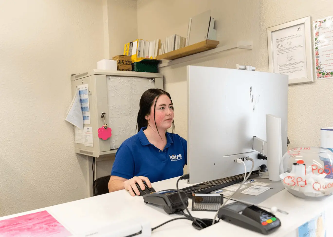 A picture of one of Hälsa Services' Clinical Assistants using a computer